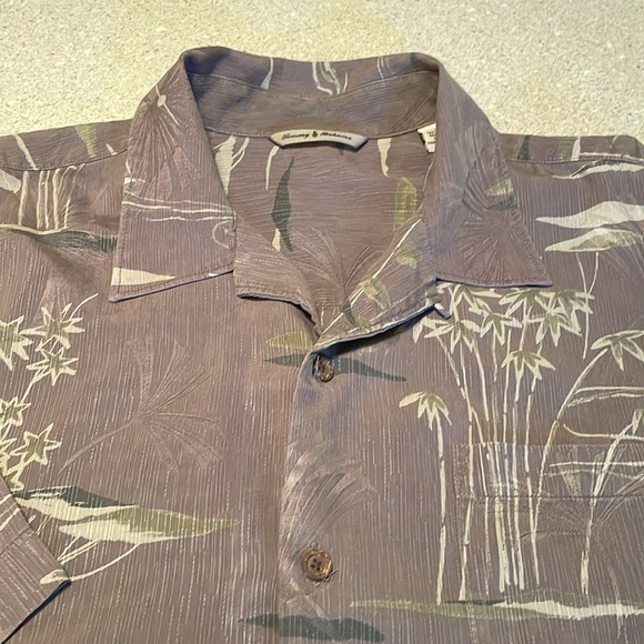 Tommy Bahama Short Sleeve Silk Camp Shirt size Large.  Brown print - Picture 4 of 7